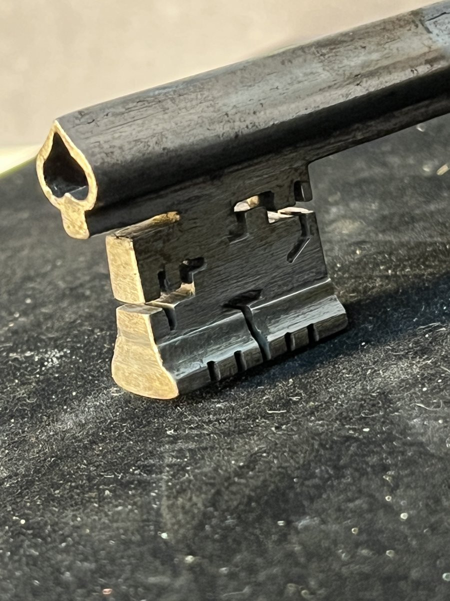 Serrure de coffre 17e en métal, clé et entrée de serrure en forme de pique ou cœur, fonctionne -photo-7