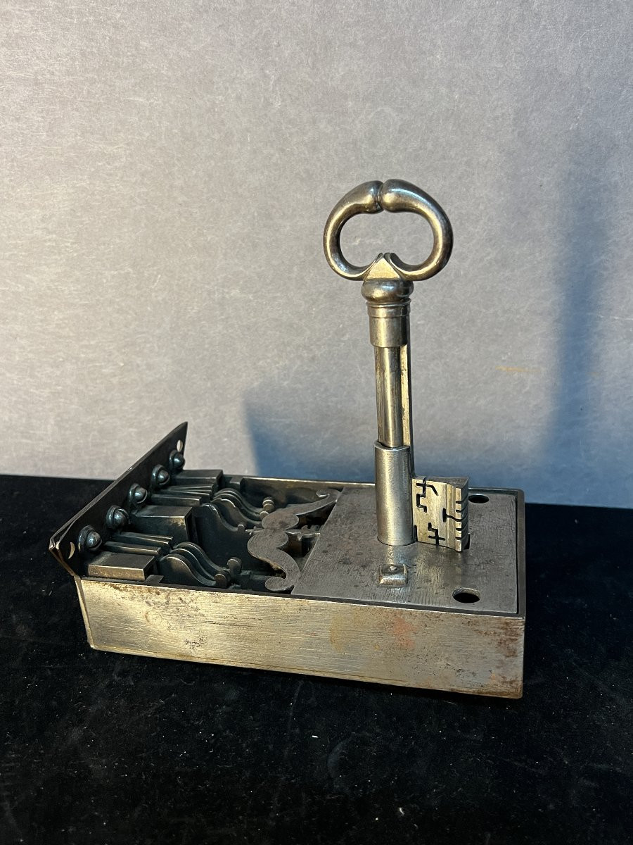 Serrure de coffre 17e en métal, clé et entrée de serrure en forme de pique ou cœur, fonctionne -photo-8
