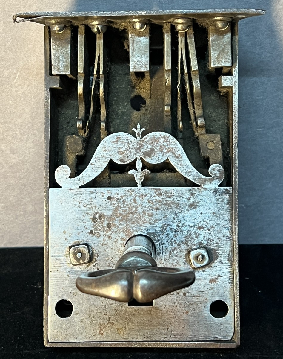 Serrure de coffre 17e en métal, clé et entrée de serrure en forme de pique ou cœur, fonctionne
