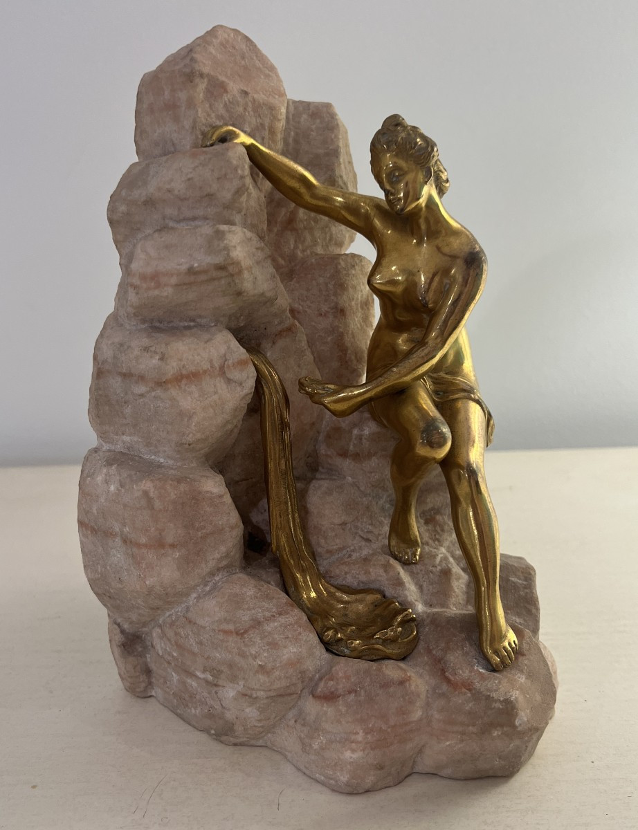 Henri Fugère (1972-1944 ) sculpture en bronze doré sur pierre aragonite, femme à la fontaine