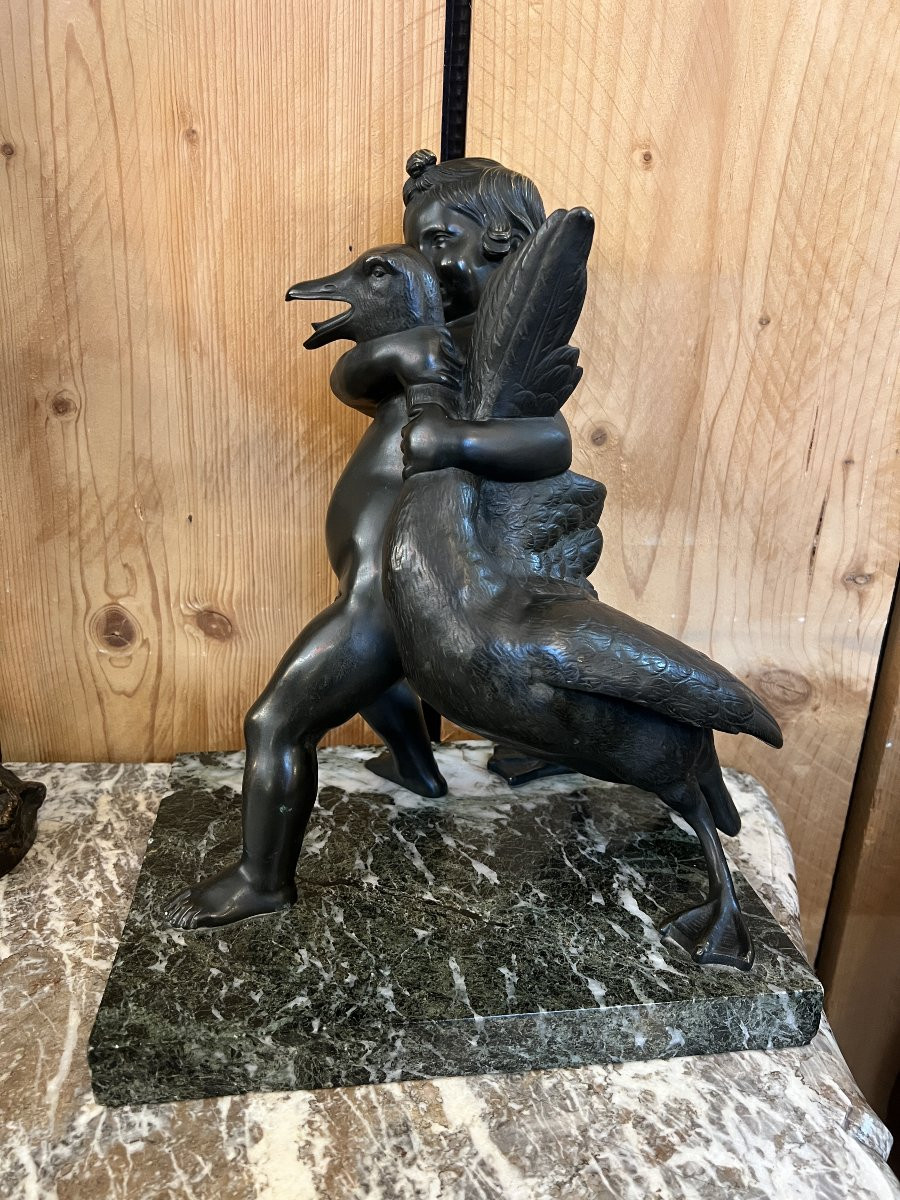 Sculpture en bronze du début du XXe siècle représentant un garçon avec une oie-photo-2