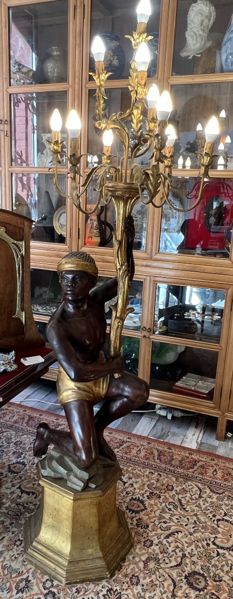 Grand porte-torchère électrifié à décor d’un Nubien, éclairant par 10 lumières,  début XXe 