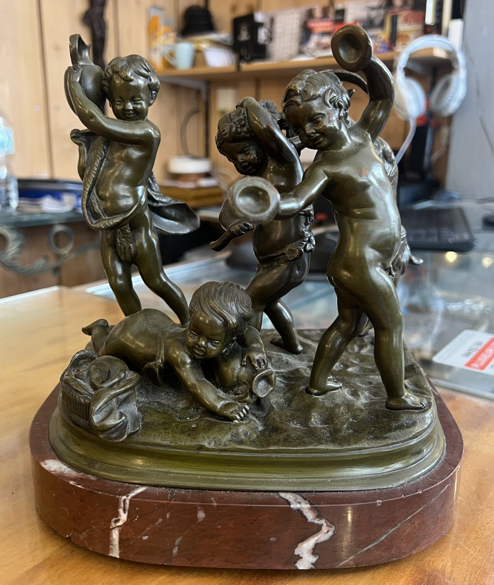 Groupe de putti musiciens en bronze du 19ème siècle sur socle en marbre, signé Claudion