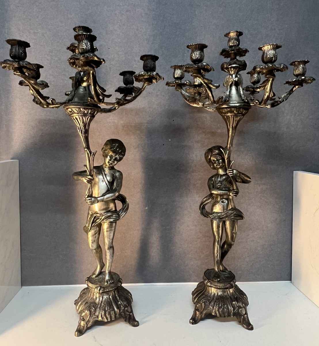 Grande paire de candélabres d’exception à décor mythologique. Époque début XXe siècle, 72,5 cm