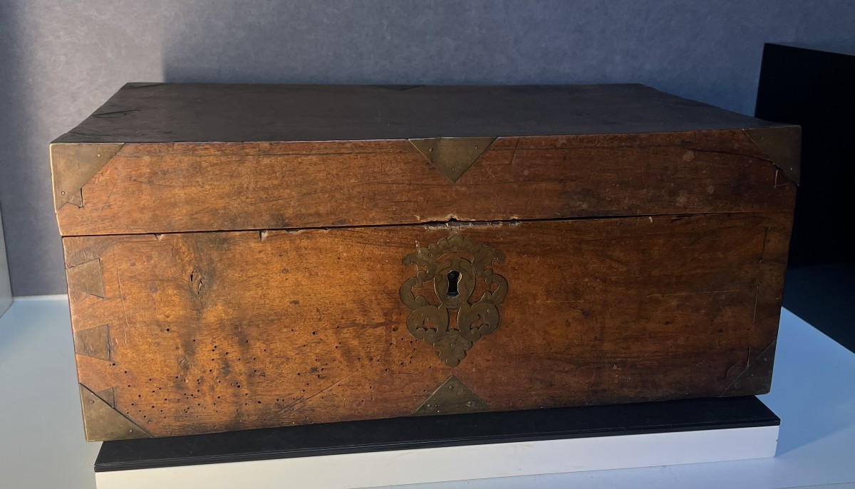 coffret de percepteur du XVIIe siècle en noyer massif,  compartiments intérieur, antiquités