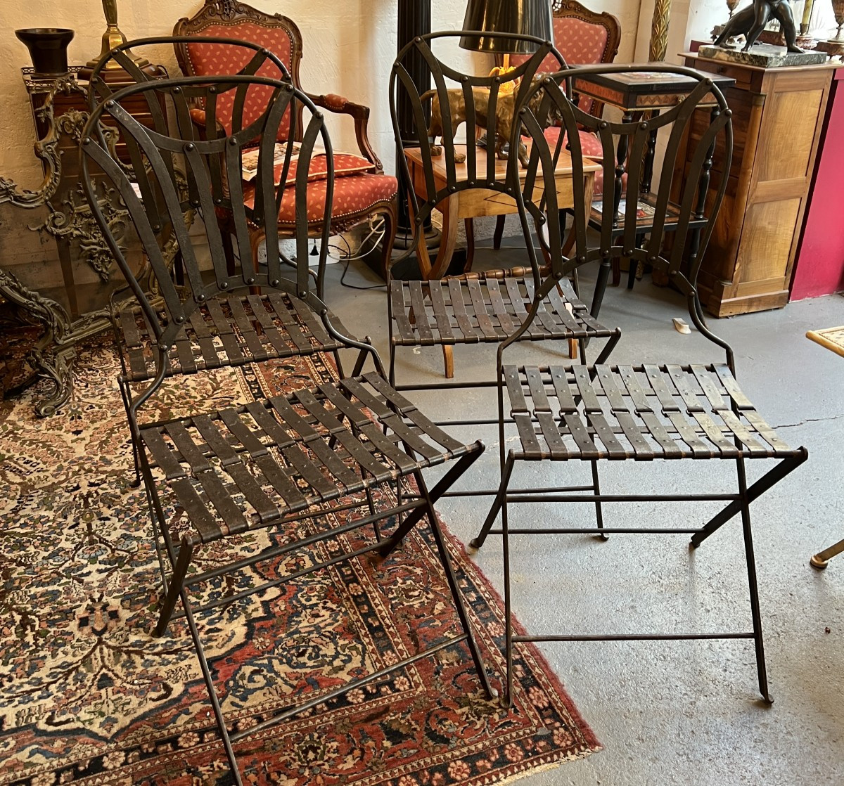 Série de 4 chaises pliantes jardin en fer forgé et riveté, époque XIXe siècle, modèle Napoléon