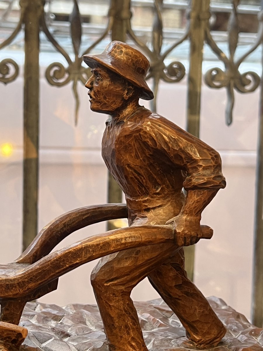 Sculpture en bois sculpté signée R. Géroudet, attelage de bœufs et paysan-photo-1