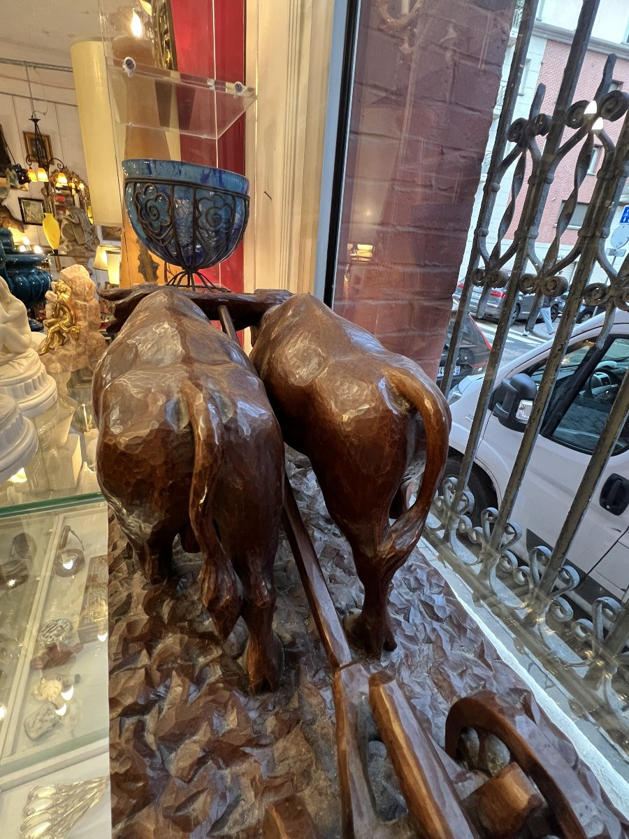 Sculpture en bois sculpté signée R. Géroudet, attelage de bœufs et paysan-photo-3