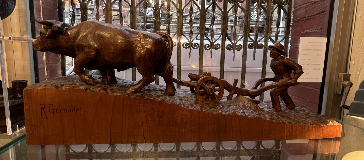 Sculpture en bois sculpté signée R. Géroudet, attelage de bœufs et paysan
