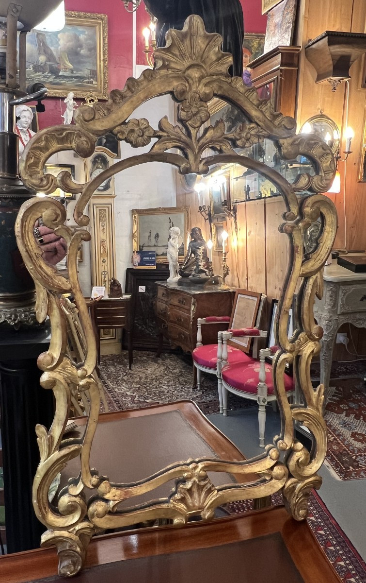 Carved And Gilded Wooden Mirror With Molded Sides, 18th Century, With Scalloped Decoration