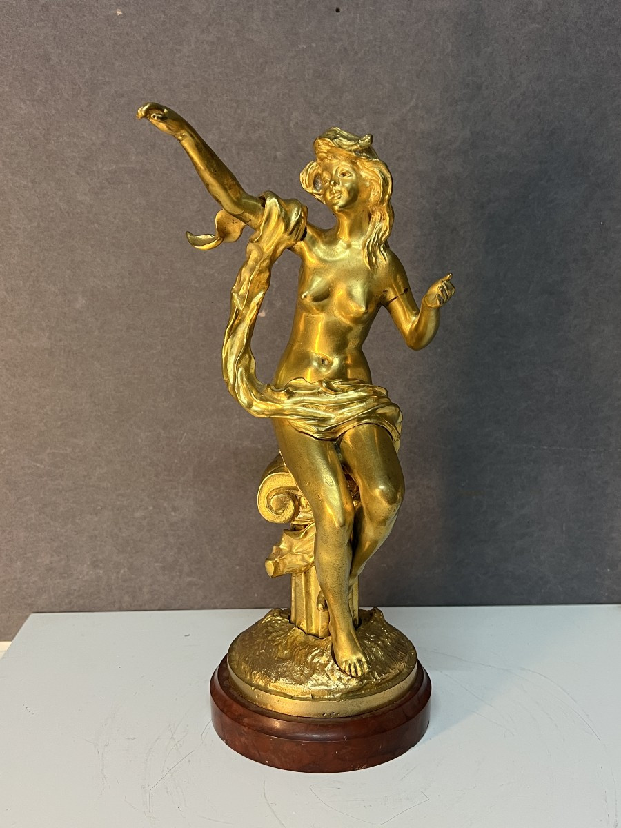 Sculpture en bronze doré signé E. Rousseau, jeune femme nué assise sur un chapiteau, XIXe