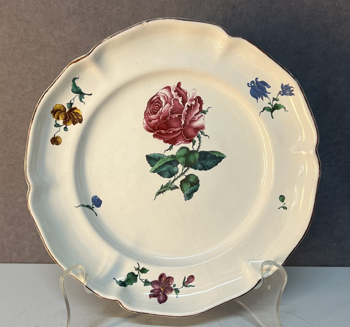 Assiette en faïence de  Strasbourg époque XVIIIe siècle par Paul Hannong , diamètre 25 cm