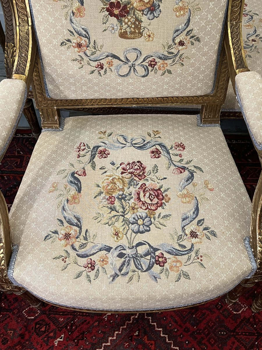 Salon de style Louis XVI bois doré et sculpté, banquette et 4 fauteuils, époque XIXe tapisserie-photo-4