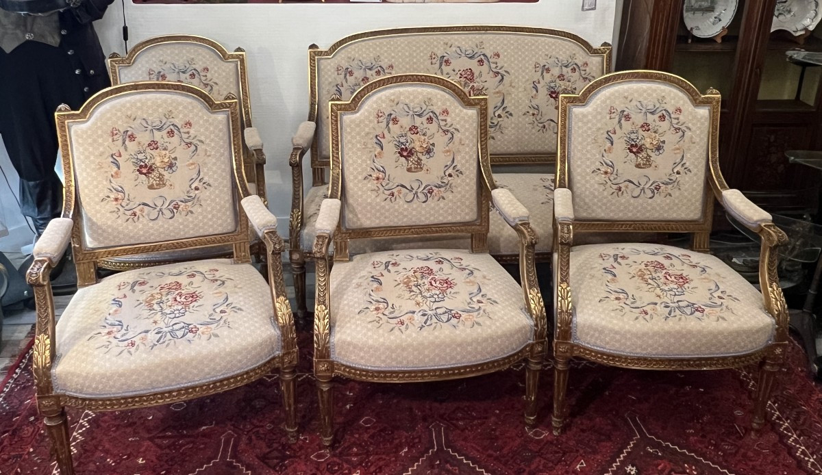 Salon de style Louis XVI bois doré et sculpté, banquette et 4 fauteuils, époque XIXe tapisserie