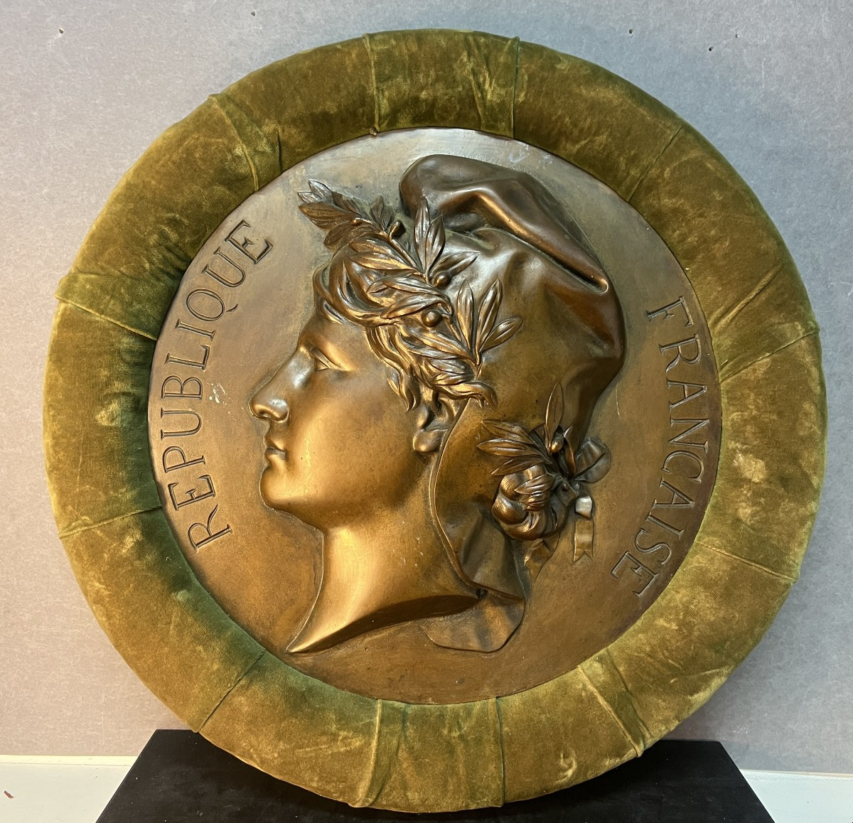 Médaillon en bronze de la Marianne, Symbole intemporel pour les mairies, collection France