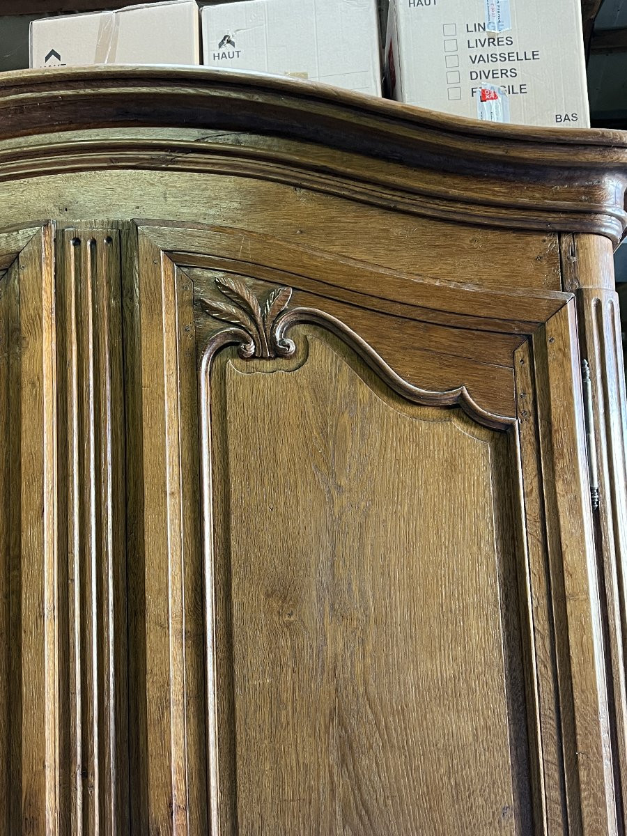 Armoire Normande Cauchoise en chêne moyen sculpté du XIXe siècle à chapeau de Gendarme-photo-1