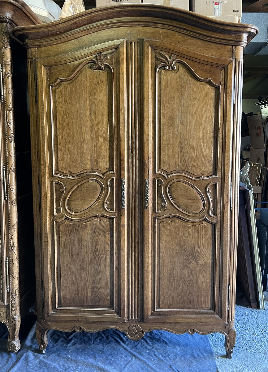 Armoire Normande Cauchoise en chêne moyen sculpté du XIXe siècle à chapeau de Gendarme