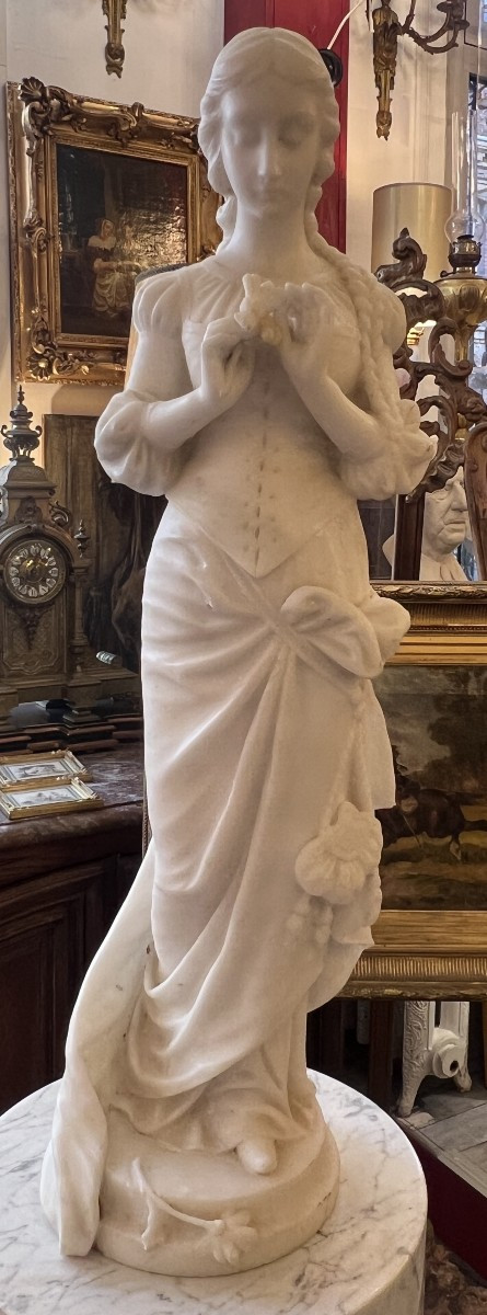 Sculpture en marbre signée Aristide De Ranieri (1865-1954)  L’Effleurement de la Margueritte