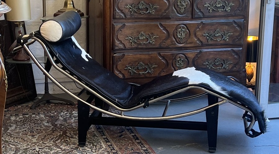 Lc4 Chrome Chaise Longue From The 2000s. Chrome And Cowhide Leather, The Legend!
