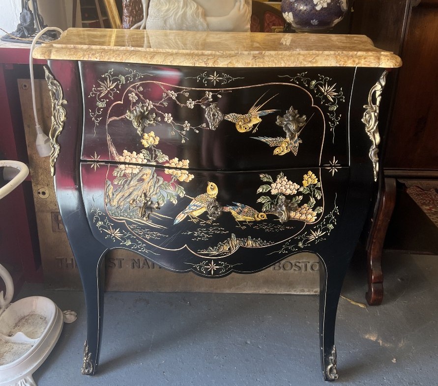 Commode galbée en bois laqué à décor chinois – XXe siècle (vers 1950-1960)