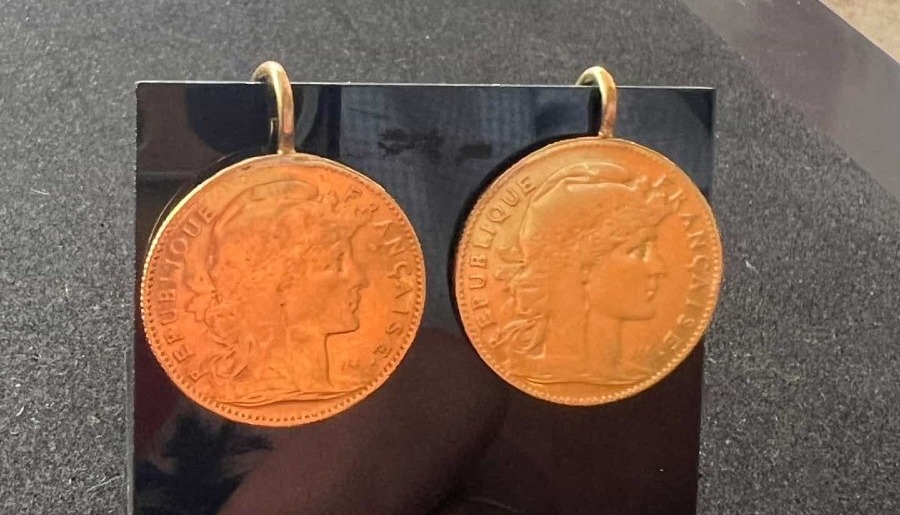 Paire de boucles d'oreilles monture or 18 carats et deux pièces de 10 francs or 22 carats-photo-2