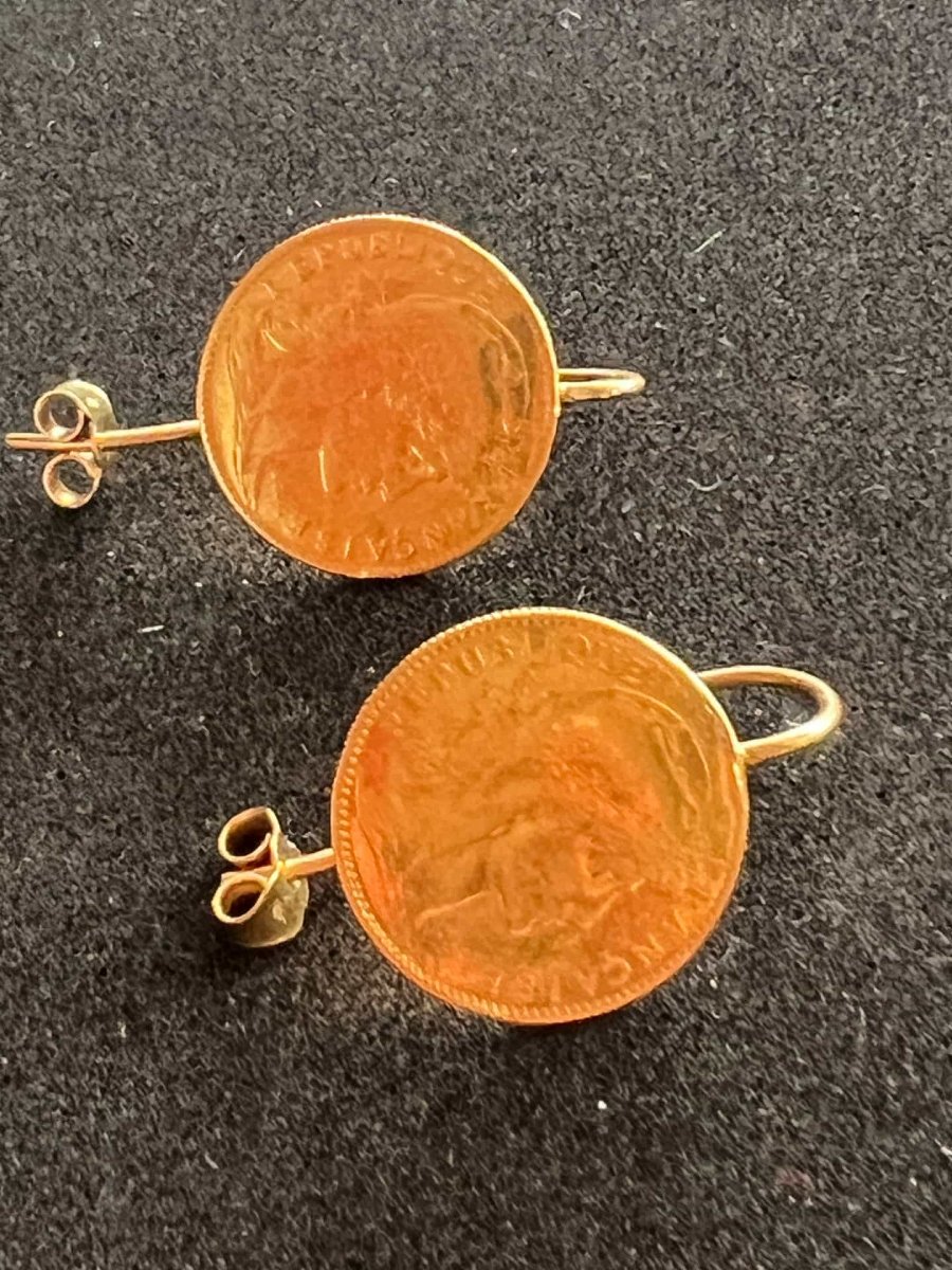 Paire de boucles d'oreilles monture or 18 carats et deux pièces de 10 francs or 22 carats-photo-1