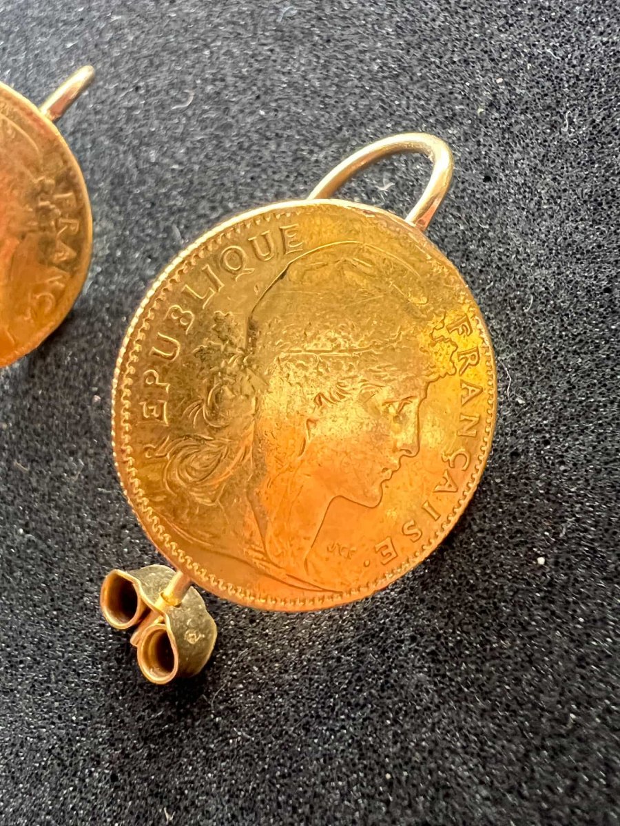 Paire de boucles d'oreilles monture or 18 carats et deux pièces de 10 francs or 22 carats-photo-2