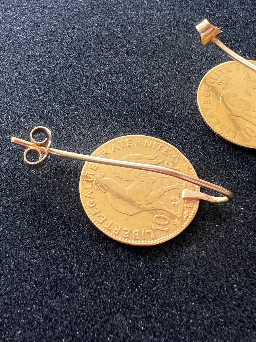 Paire de boucles d'oreilles monture or 18 carats et deux pièces de 10 francs or 22 carats-photo-4