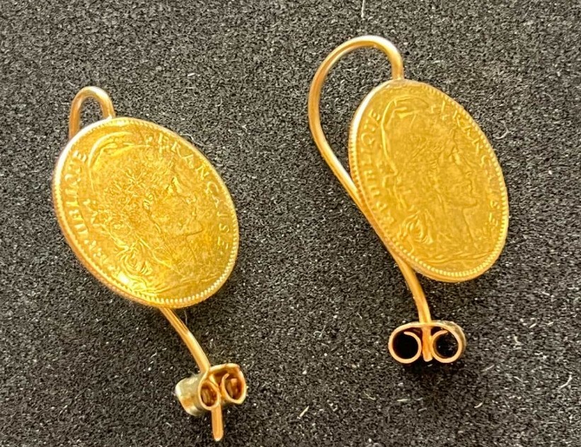 Paire de boucles d'oreilles monture or 18 carats et deux pièces de 10 francs or 22 carats