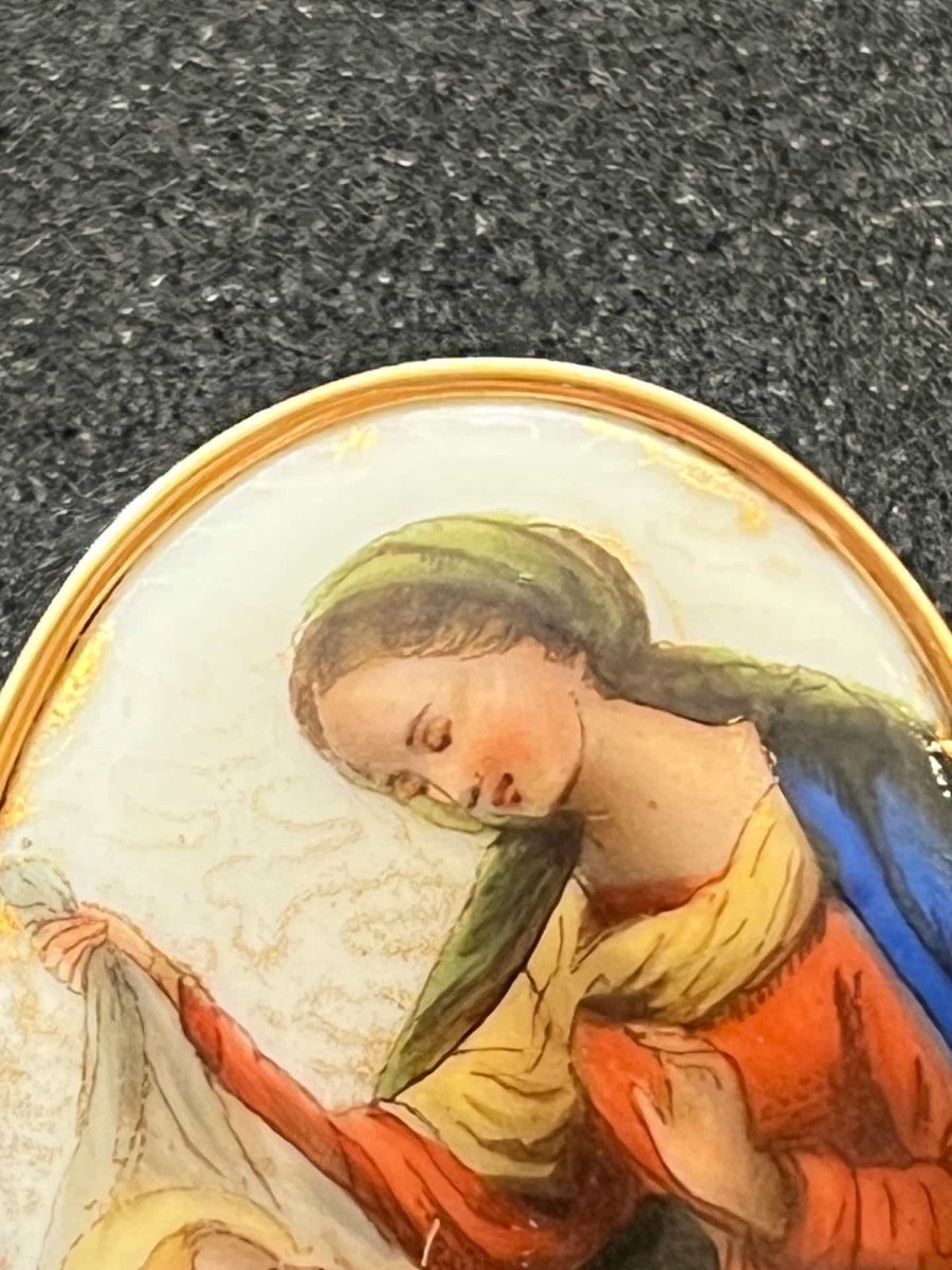 Broche ancienne en porcelaine et monture en or 18 carats, la vierge à l'enfant-photo-2