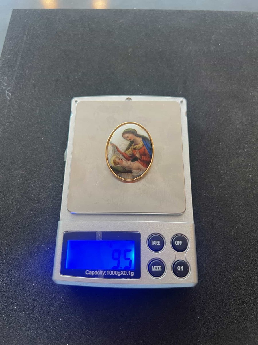 Broche ancienne en porcelaine et monture en or 18 carats, la vierge à l'enfant-photo-8