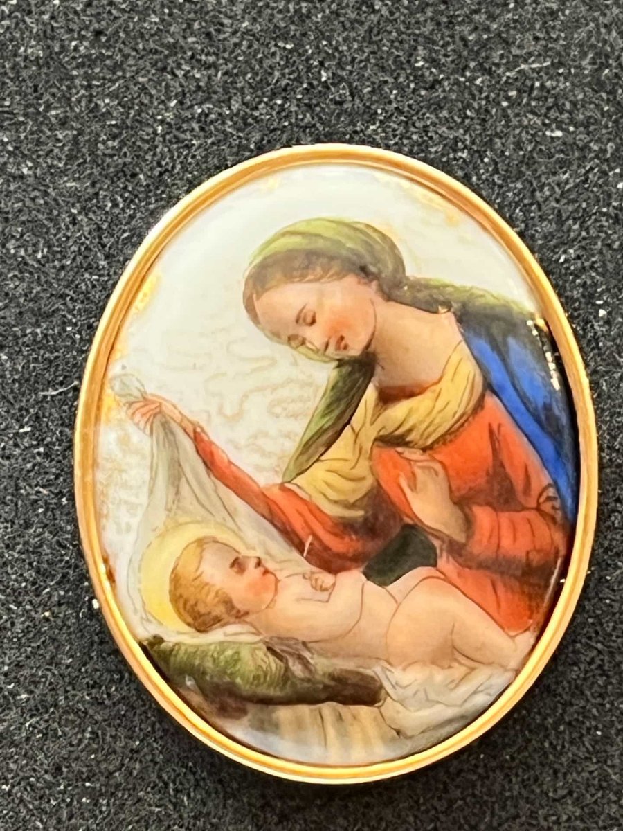 Broche ancienne en porcelaine et monture en or 18 carats, la vierge à l'enfant