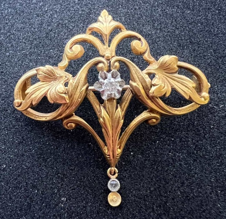 Broche ancienne art nouveau ajourée, en or de 18 carats et deux diamants testés