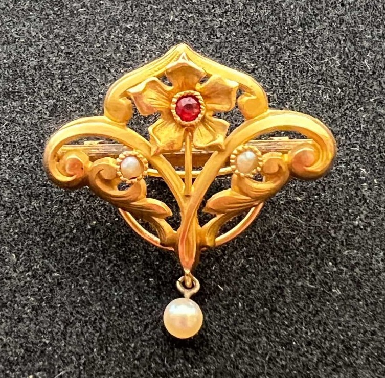 Broche ancienne art nouveau ajourée, en or de 18 carats, rubis et perles de culture