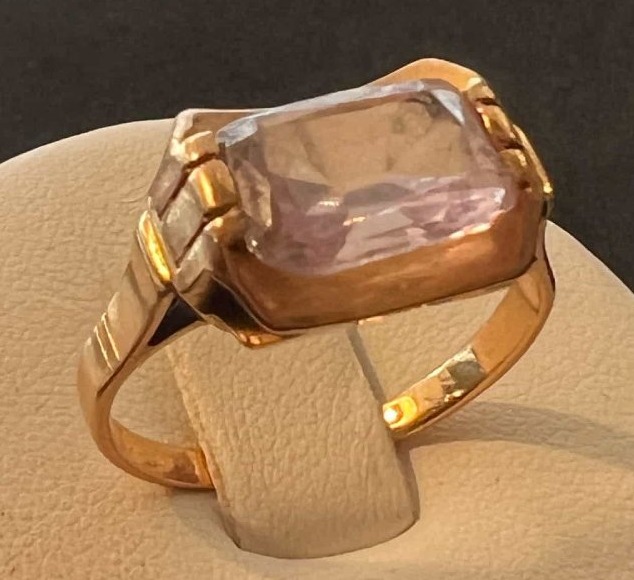 18-karat Yellow Gold Tank Ring, Circa 1940, With A Rose Quartz Stone, Size 56