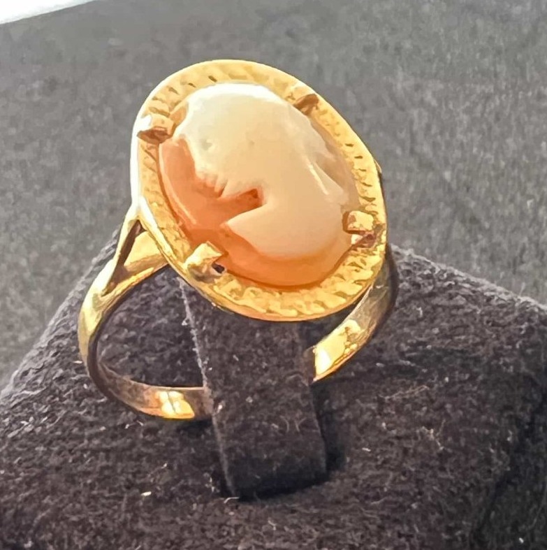 Bague camée en or jaune 18 carats. Élégance et histoire, taille 54, poids brut 3.1 grs-photo-2