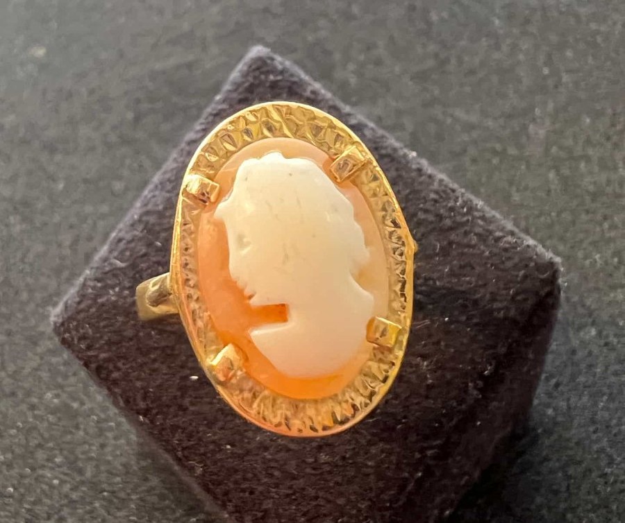 Bague camée en or jaune 18 carats. Élégance et histoire, taille 54, poids brut 3.1 grs-photo-3