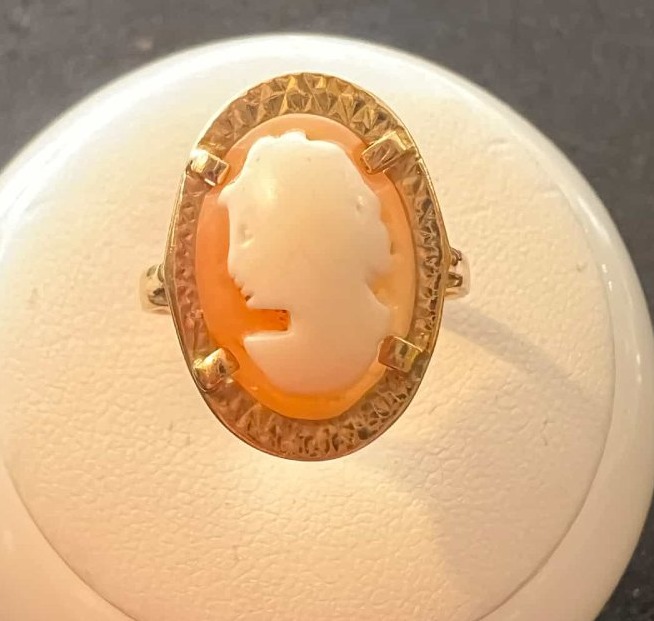 Bague camée en or jaune 18 carats. Élégance et histoire, taille 54, poids brut 3.1 grs-photo-8