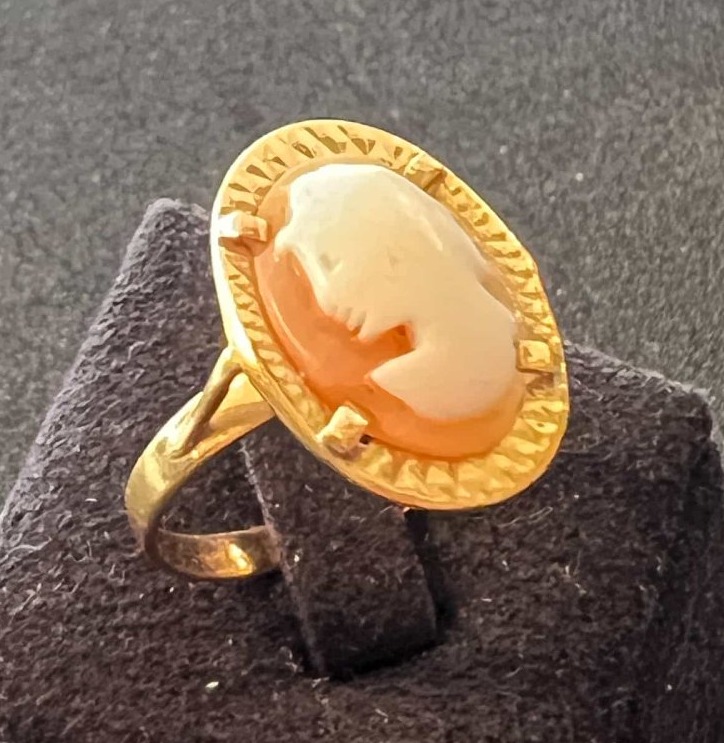 Bague camée en or jaune 18 carats. Élégance et histoire, taille 54, poids brut 3.1 grs