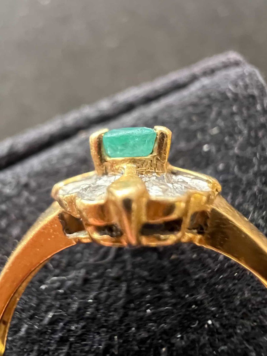 Bague Marguerite en or jaune 18 carats. Émeraude et diamants, taille 54, poids brut 2.6 grs-photo-2