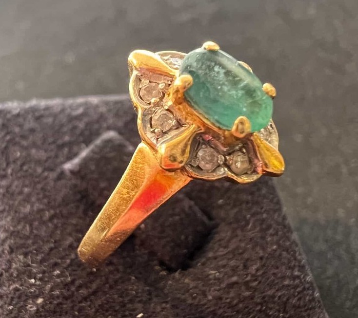 Bague Marguerite en or jaune 18 carats. Émeraude et diamants, taille 54, poids brut 2.6 grs