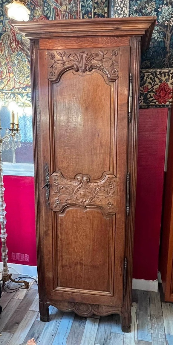 Bonnetière Normande en chêne sculpté du XIXe siècle, ouvrant à une porte, Hauteur 213 cm