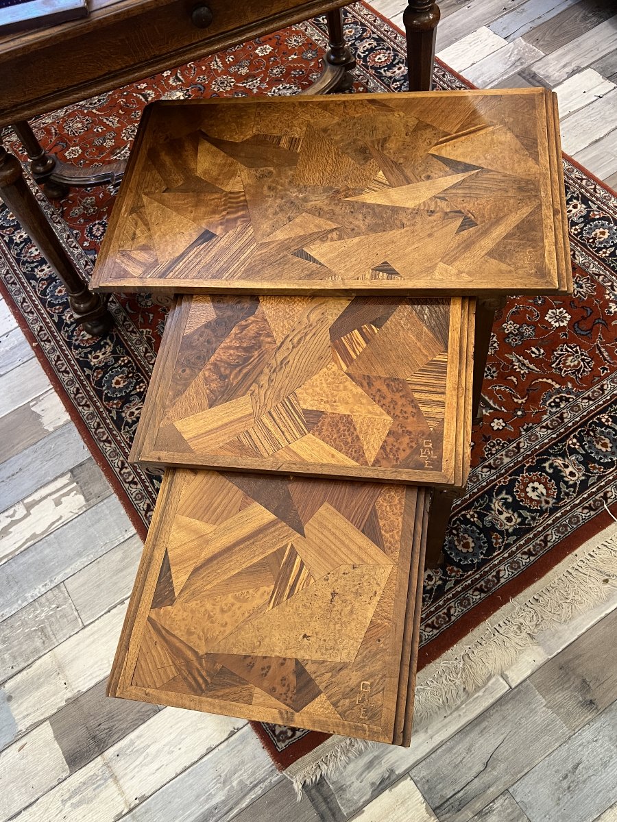 Série de tables Gigogne en bois de placage et marqueterie géométrique d'Emile GALLE vers 1900-photo-3