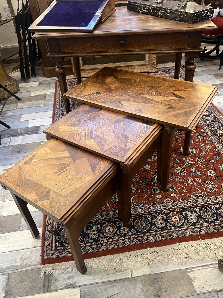 Série de tables Gigogne en bois de placage et marqueterie géométrique d'Emile GALLE vers 1900