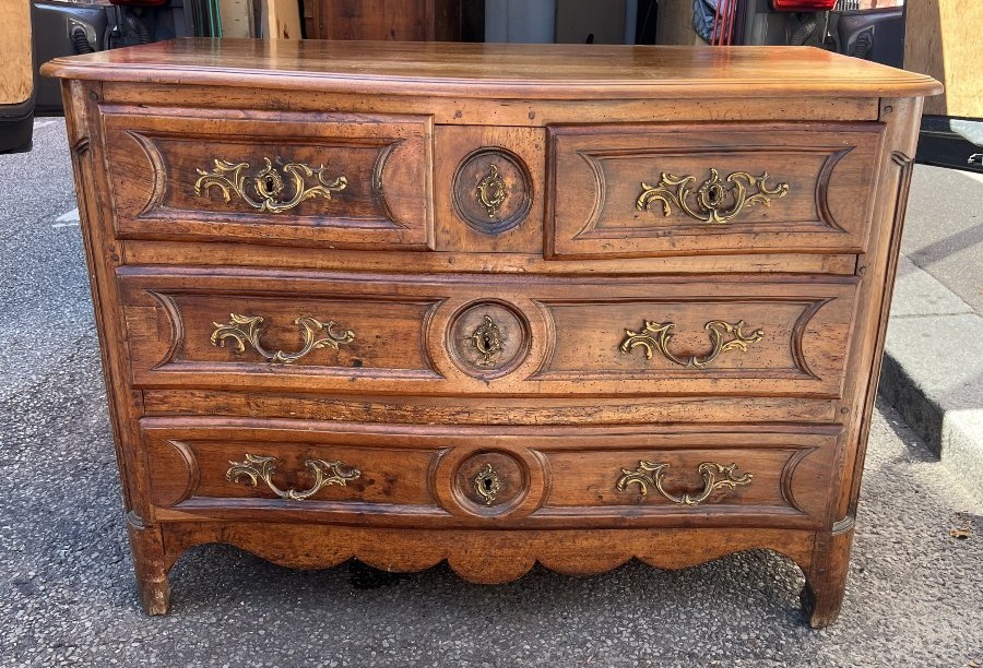 Commode Louis XV en noyer massif, époque XVIIIe, aux dimensions 112 x 58 x 78 cm