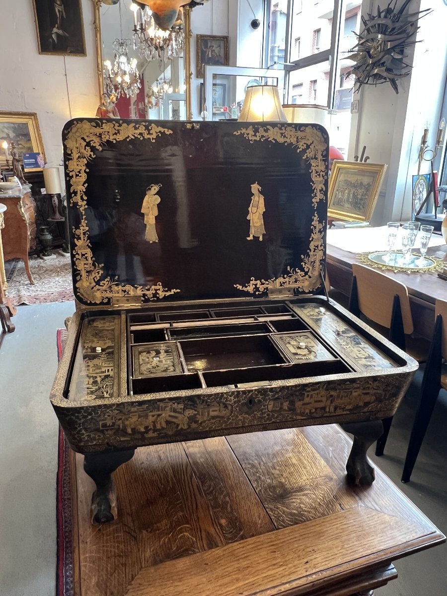 travailleuse de salon à poser en bois laqué et noirci.Époque Napoléon III, fin du XIXe siècle.