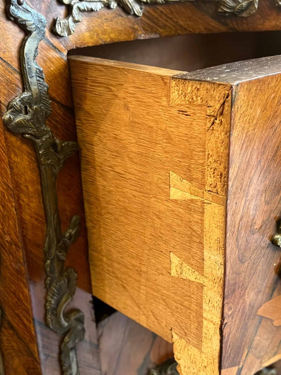 Petite commode de style Transition, façade en arbalete, placage bois de rose, fin XIXe siècle-photo-5