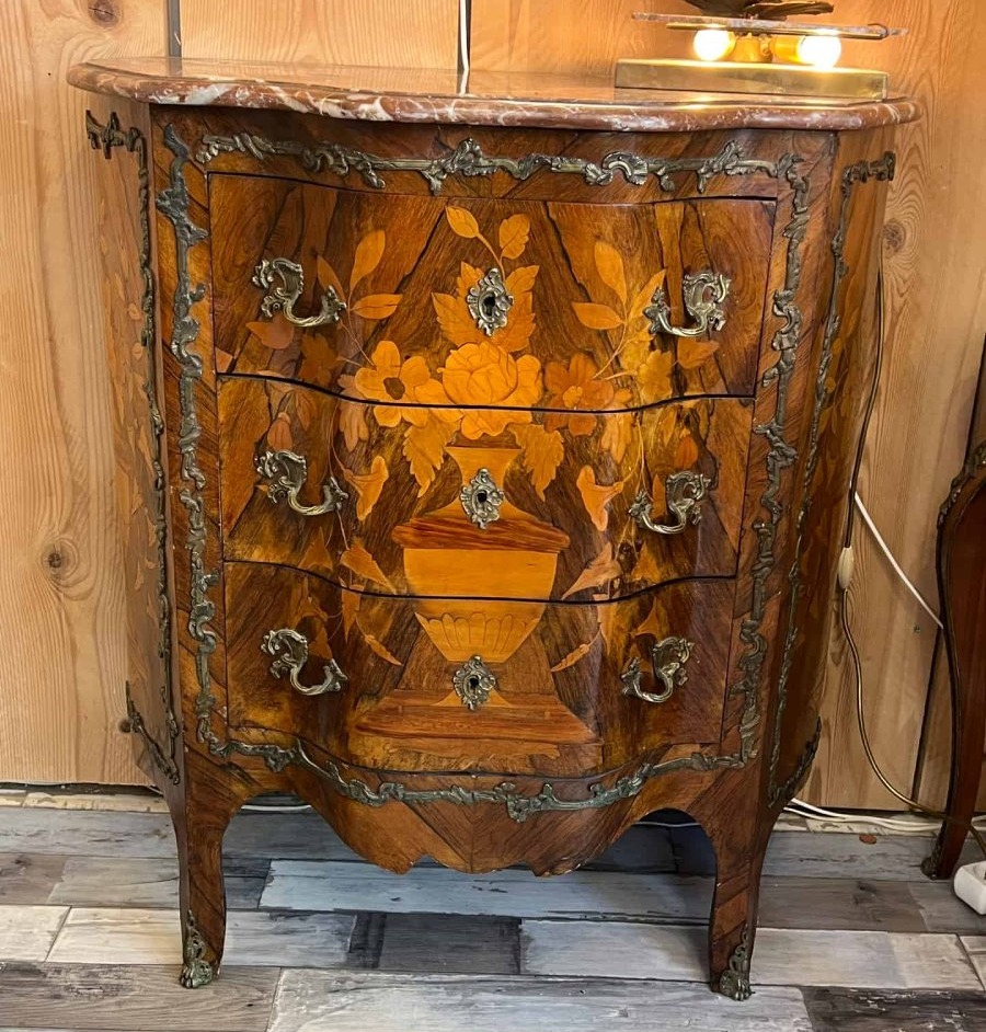 Petite commode de style Transition, façade en arbalete, placage bois de rose, fin XIXe siècle