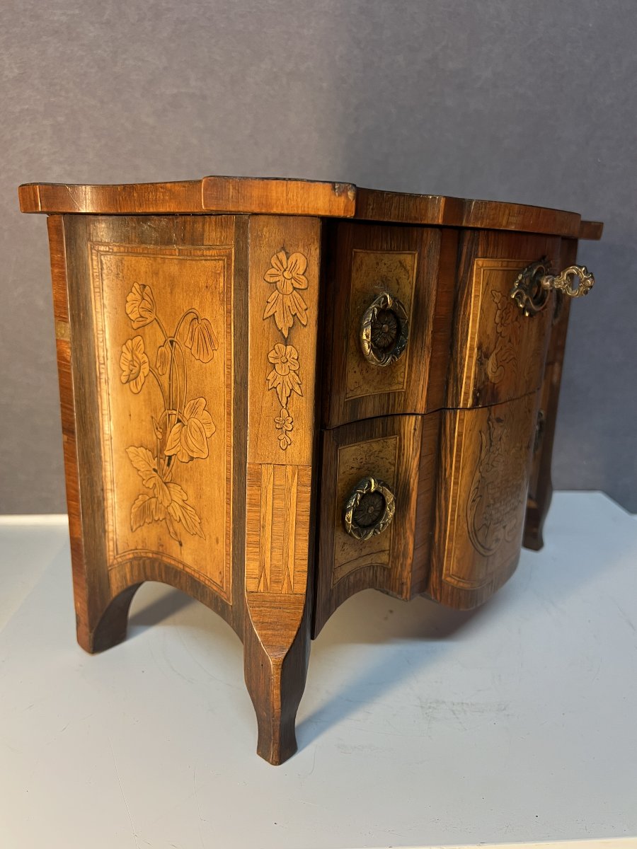 Commode dites de maîtrise en bois de placage et marqueterie à décor de masque de grotesque XIXe-photo-4