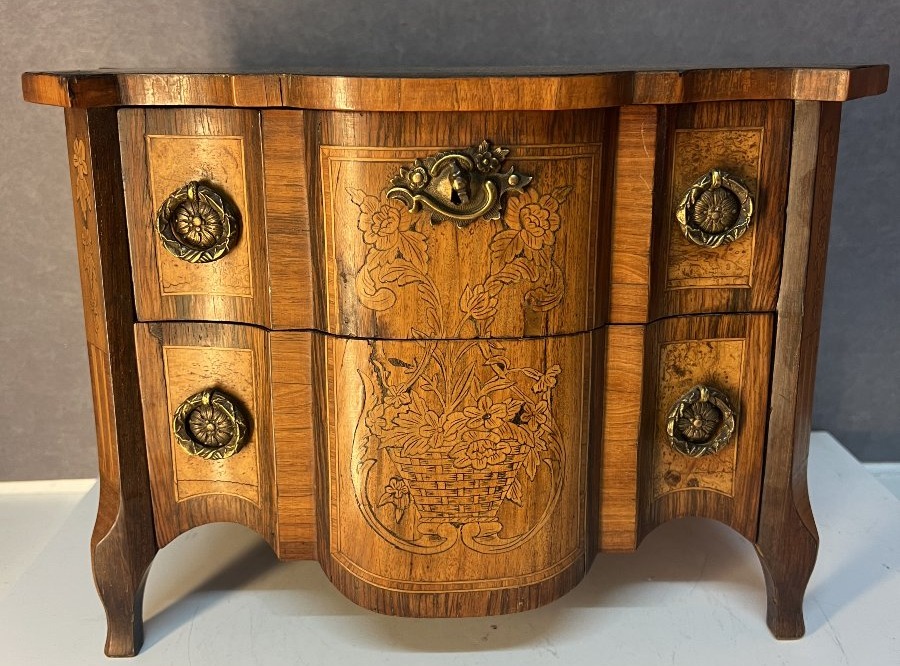 Commode dites de maîtrise en bois de placage et marqueterie à décor de masque de grotesque XIXe